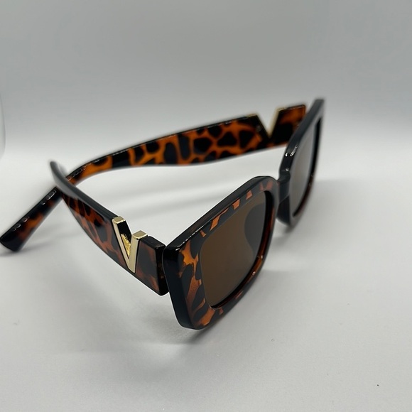 Chic Tortoiseshell V-Detail Sunglasses -Square Frame, Trendy Style UV protection main image 9